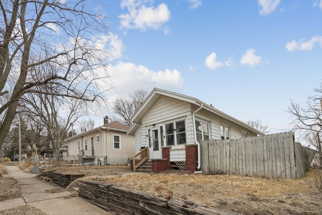 740 15th Avenue S, Clinton, IA 52732
