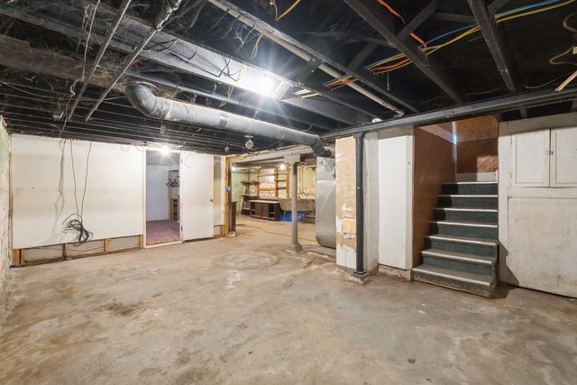 740 15th Avenue S, Clinton, IA 52732