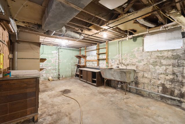 740 15th Avenue S, Clinton, IA 52732