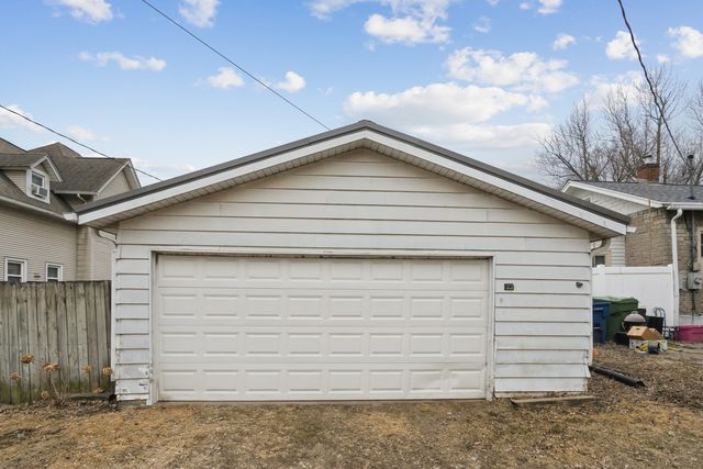 740 15th Avenue S, Clinton, IA 52732