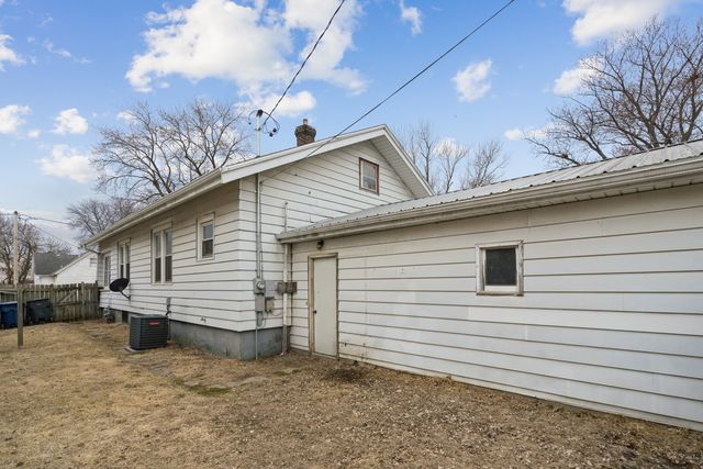740 15th Avenue S, Clinton, IA 52732