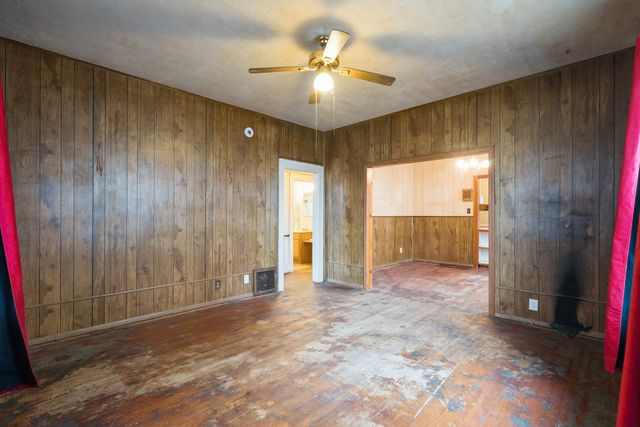 740 15th Avenue S, Clinton, IA 52732