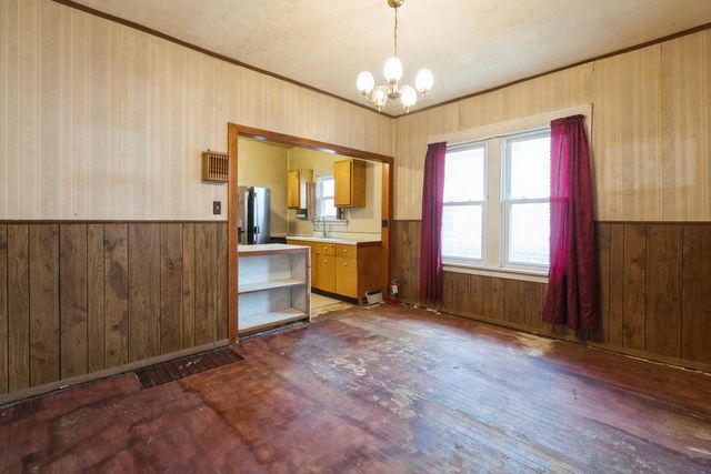 740 15th Avenue S, Clinton, IA 52732