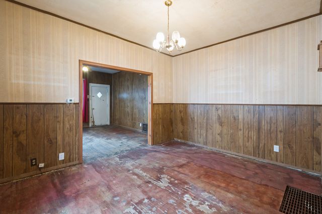 740 15th Avenue S, Clinton, IA 52732