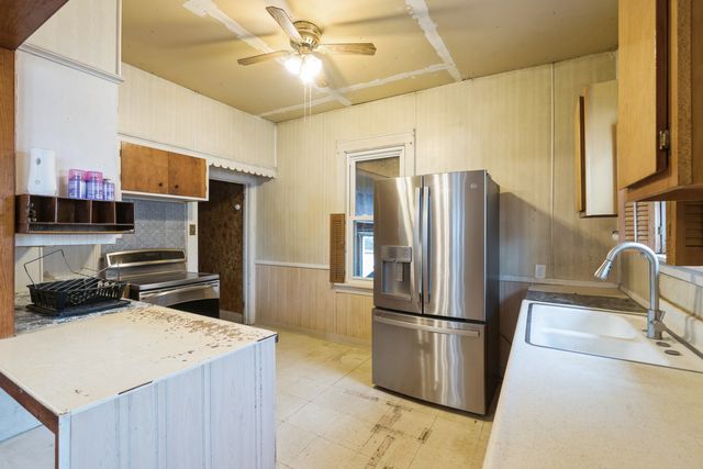 740 15th Avenue S, Clinton, IA 52732