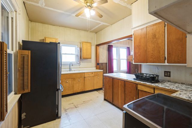 740 15th Avenue S, Clinton, IA 52732