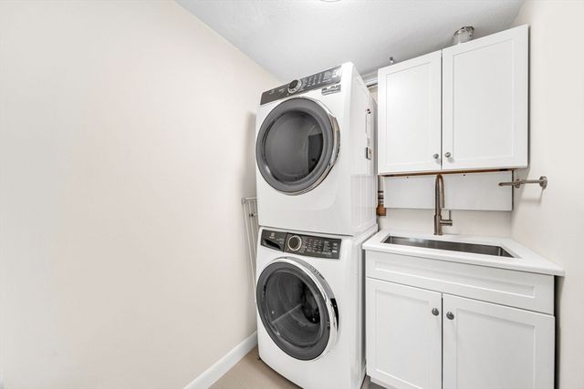 210 Nahanton St 417, Newton, MA 02459