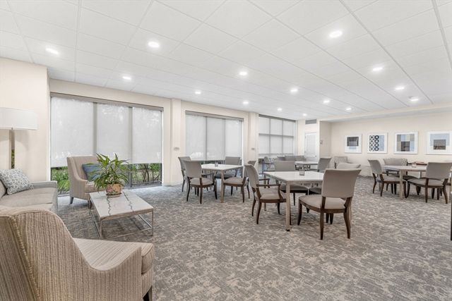 210 Nahanton St 417, Newton, MA 02459