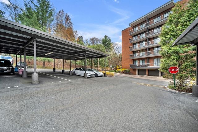 210 Nahanton St 417, Newton, MA 02459