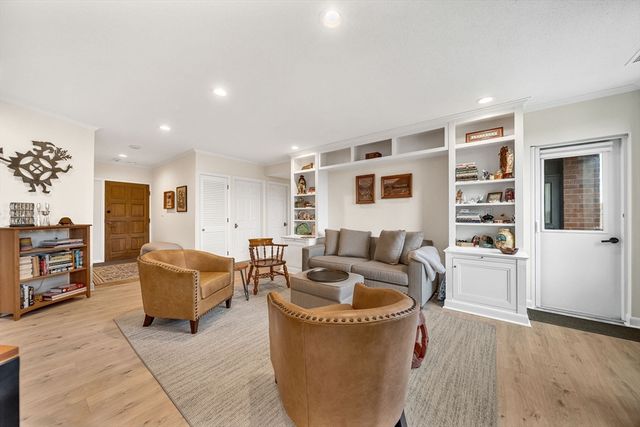 210 Nahanton St 417, Newton, MA 02459