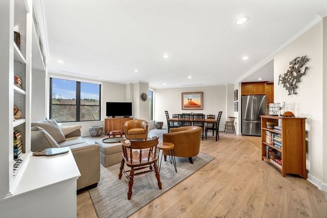 210 Nahanton St 417, Newton, MA 02459