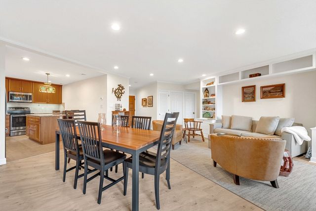 210 Nahanton St 417, Newton, MA 02459