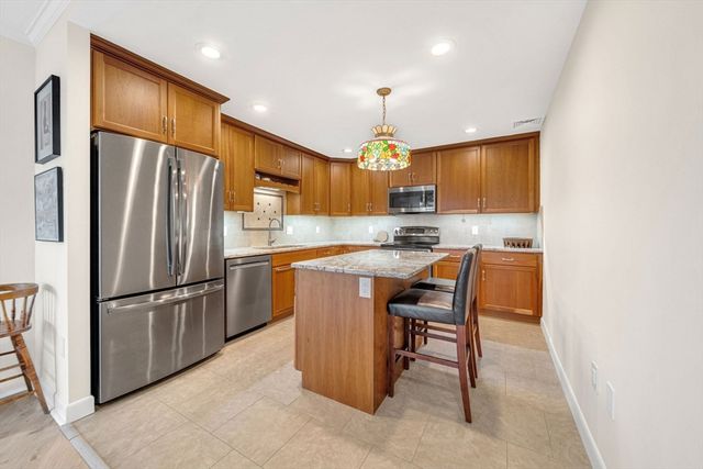 210 Nahanton St 417, Newton, MA 02459