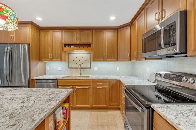 210 Nahanton St 417, Newton, MA 02459