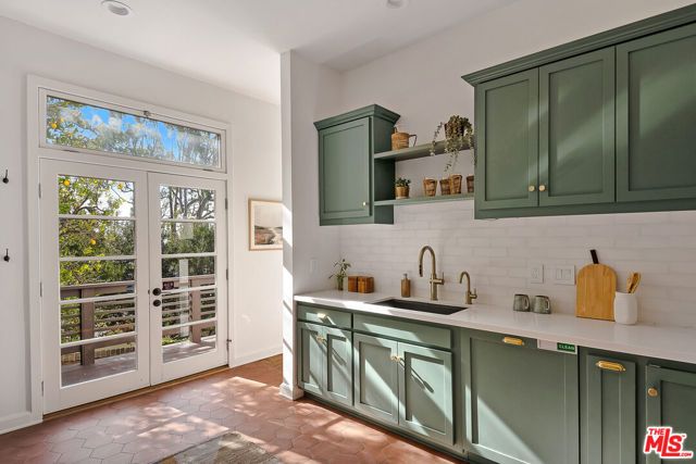 2640 N Commonwealth Avenue, Los Angeles, CA 90027