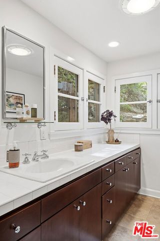 2640 N Commonwealth Avenue, Los Angeles, CA 90027