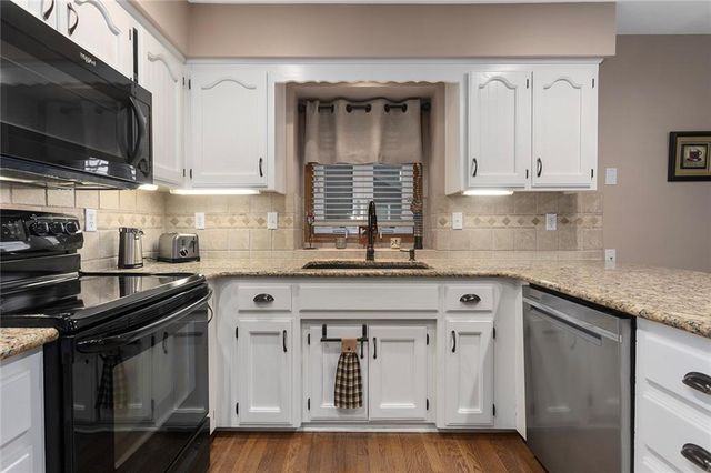 408 NW Leann Drive, Blue Springs, MO 64014