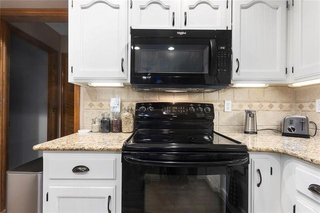 408 NW Leann Drive, Blue Springs, MO 64014