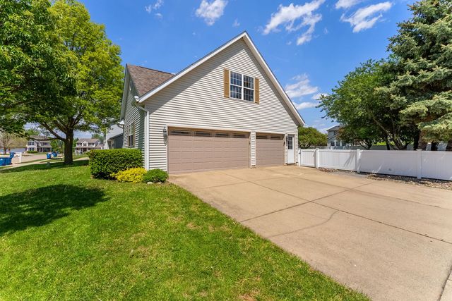 613 Conor Court, Blue Grass, IA 52726
