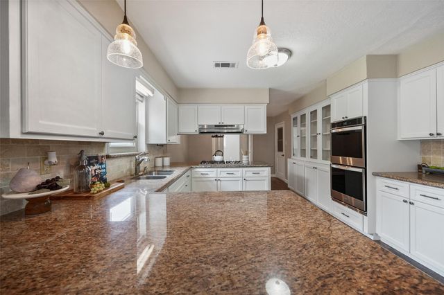 301 Mimosa Drive, Hitchcock, TX 77563