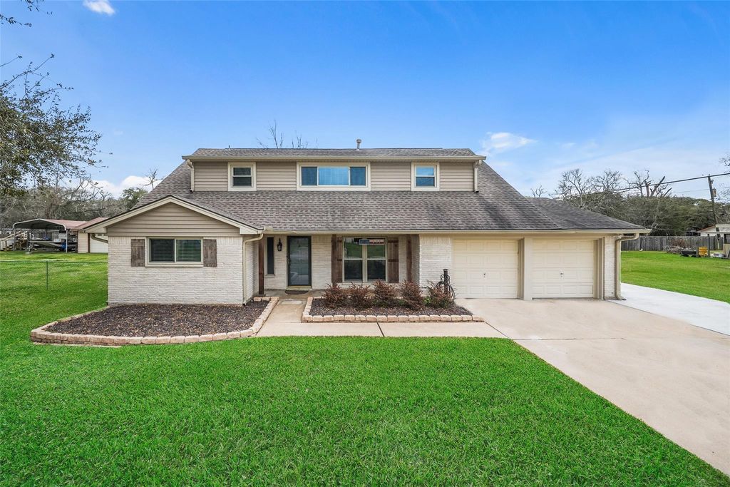 301 Mimosa Drive, Hitchcock, TX 77563
