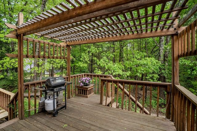 102 Larkspur Dr, Amherst, MA 01002