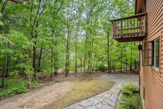 102 Larkspur Dr, Amherst, MA 01002