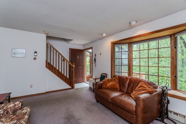 102 Larkspur Dr, Amherst, MA 01002