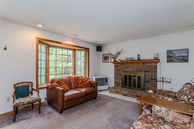 102 Larkspur Dr, Amherst, MA 01002
