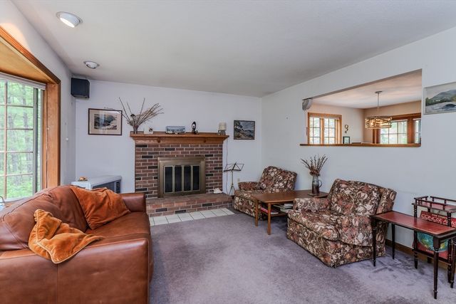 102 Larkspur Dr, Amherst, MA 01002