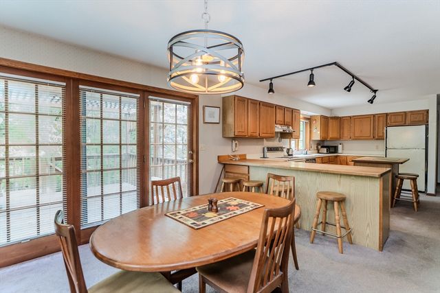 102 Larkspur Dr, Amherst, MA 01002