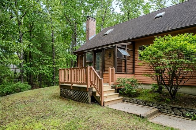 102 Larkspur Dr, Amherst, MA 01002