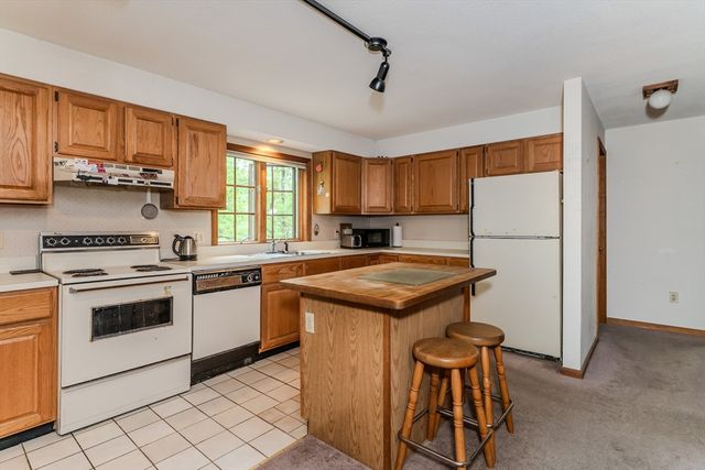 102 Larkspur Dr, Amherst, MA 01002