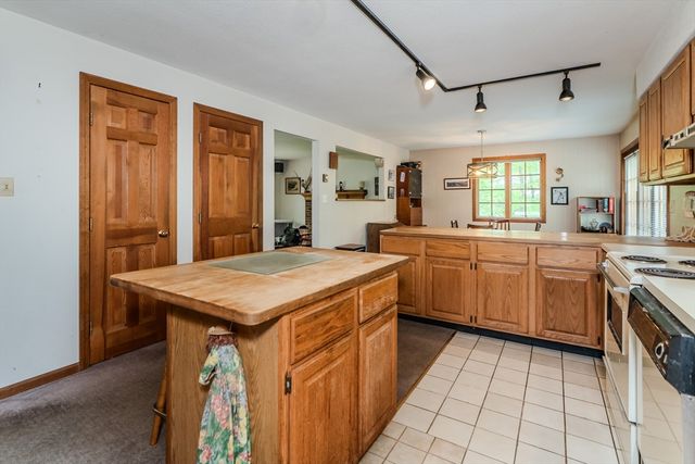 102 Larkspur Dr, Amherst, MA 01002