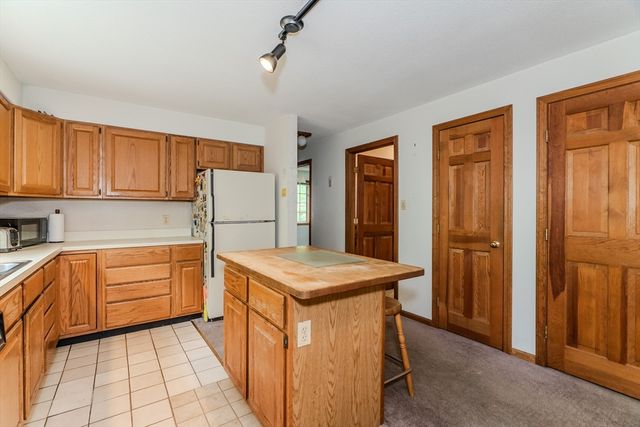 102 Larkspur Dr, Amherst, MA 01002