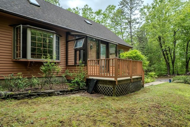 102 Larkspur Dr, Amherst, MA 01002