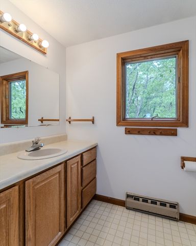 102 Larkspur Dr, Amherst, MA 01002