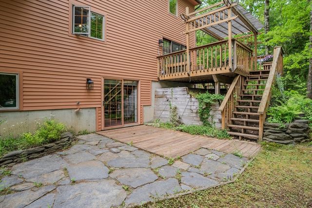 102 Larkspur Dr, Amherst, MA 01002