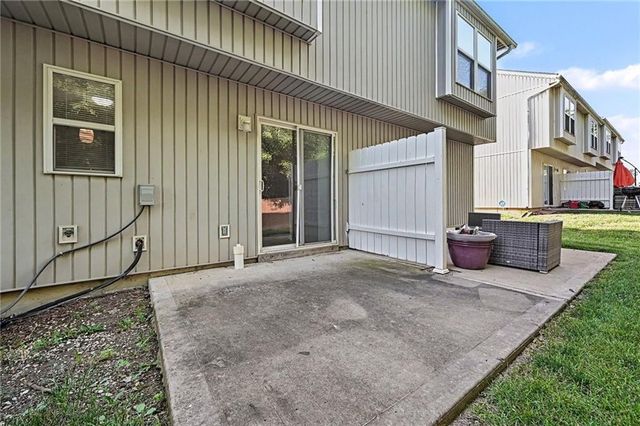 210 Pointe Lane, Raymore, MO 64083