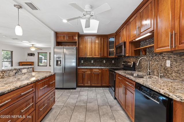 49 SE NELSONS POINT Road, Keystone Heights, FL 32656