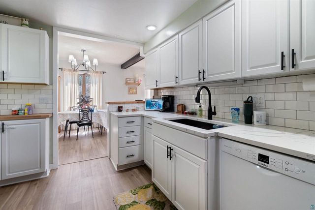 2 Royalton Rd, Superior, WI 55880