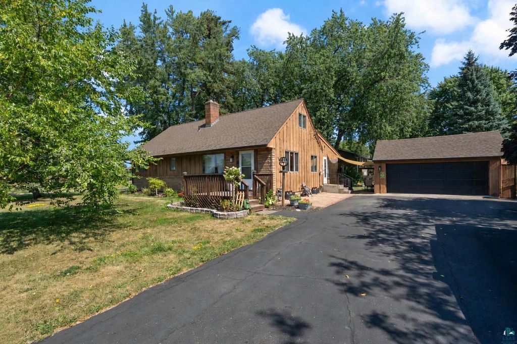 2 Royalton Rd, Superior, WI 55880