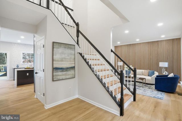 112 LOCUST GROVE DR, Purcellville, VA 20132