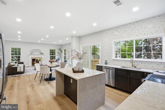 112 LOCUST GROVE DR, Purcellville, VA 20132