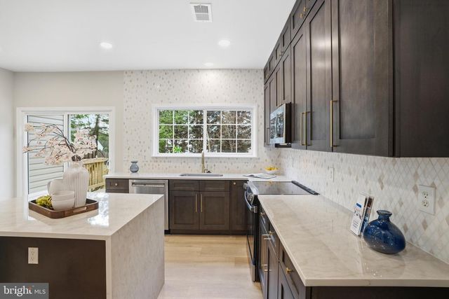 112 LOCUST GROVE DR, Purcellville, VA 20132