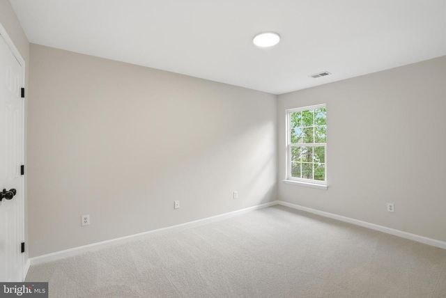 112 LOCUST GROVE DR, Purcellville, VA 20132