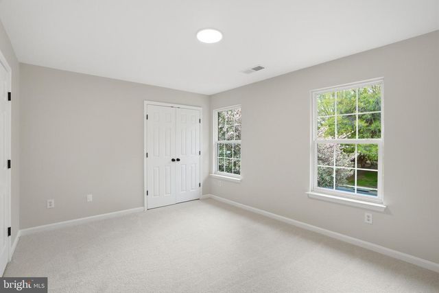 112 LOCUST GROVE DR, Purcellville, VA 20132
