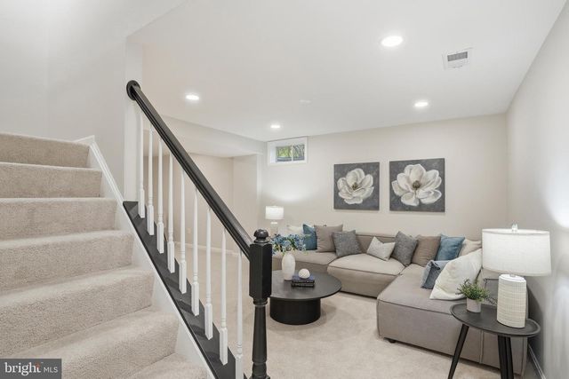 112 LOCUST GROVE DR, Purcellville, VA 20132