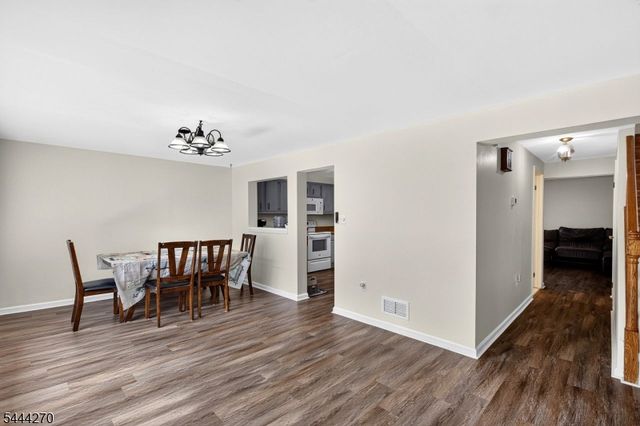 127 W End Ave, Newton Town, NJ 07860