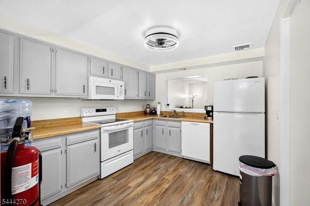 127 W End Ave, Newton Town, NJ 07860